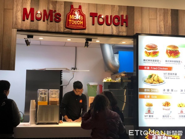 ▲桃猿場邊新增親子商店、多樣美食、常設扭蛋專區，另外提供球迷免費提供燙印。（圖／記者王真魚攝）