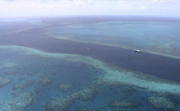 ▲▼載著4名美國觀光客的直升機當地時間21日下午在大堡礁（Great Barrier Reef）附近墜機。（圖／達志影像／美聯社）