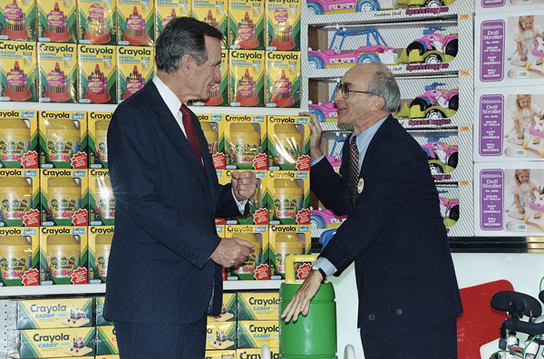 ▲「玩具反斗城」（Toys R Us）創辦人拉扎勒斯（Charles Lazarus）與美國前總統老布希（George H. W. Bush）合照。（圖／達志影像／美聯社）