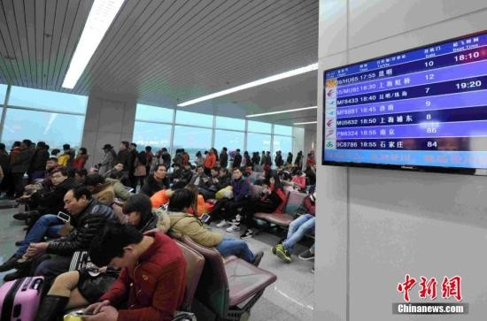 ▲▼福州長樂機場候機大廳的旅客在等候登機             。（圖／翻攝自中新網）