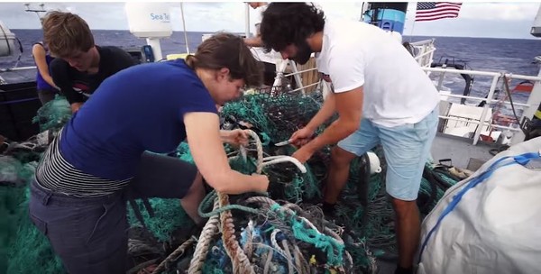 ▲▼海洋清潔基金會((The Ocean Cleanup)遠征團隊從太平洋垃圾帶打撈上岸的塑膠垃圾。（圖／翻攝自 TheOceanCleanup YOUTUBE）