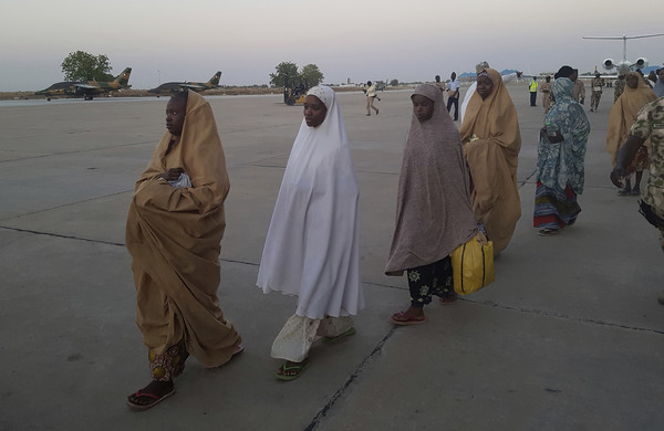 ▲▼奈及利亞致力推行伊斯蘭教法的「博科聖地」（Boko Haram）組織綁走110名女學生，他們21日又來到達普齊鎮（Dapchi），無條件釋放101人。（圖／達志影像／美聯社）
