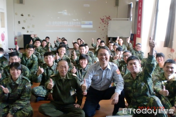 ▲台南市警六分局交通組長蔡文榮，受邀前往台南軍用機場憲兵第一中隊，針對約50位國軍官兵，實施交通安全專題演講。（圖／警方提供）