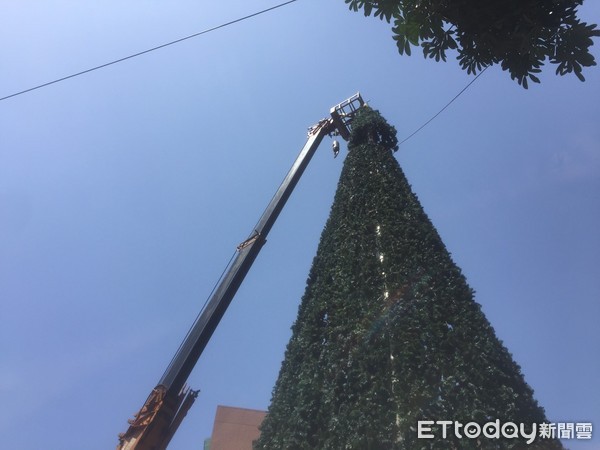 ▲▼男子移置聖誕樹時吊車纜線斷裂，讓他從5樓墜落。（圖／記者林煒傑翻攝）
