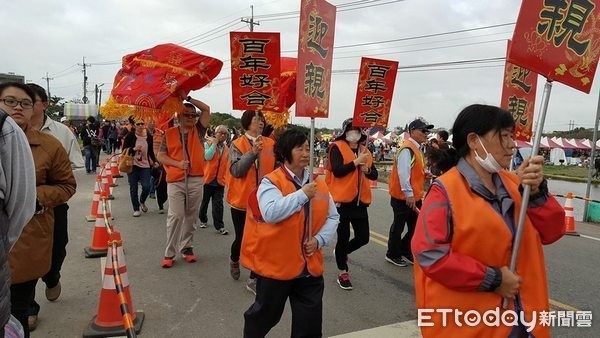 ▲為完美上演「花田囍事」，溪海里里長劉健勳帶領里民、半個月來，勤加練習。（圖／劉健勳臉書提供）