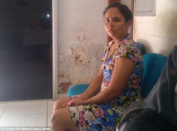 ▲被母親拋下河床的女嬰奇蹟似的大難不死。右為曼德斯。（圖／翻攝自YouTube）