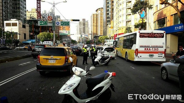 ▲▼7車連環撞警方獲報到場處理。（圖／記者陳豐德翻攝）