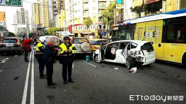 ▲▼7車連環撞警方獲報到場處理。（圖／記者陳豐德翻攝）