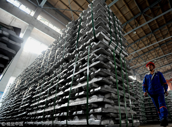 ▲▼中國鋁業公司一名工人走過產品旁             。（圖／CFP）