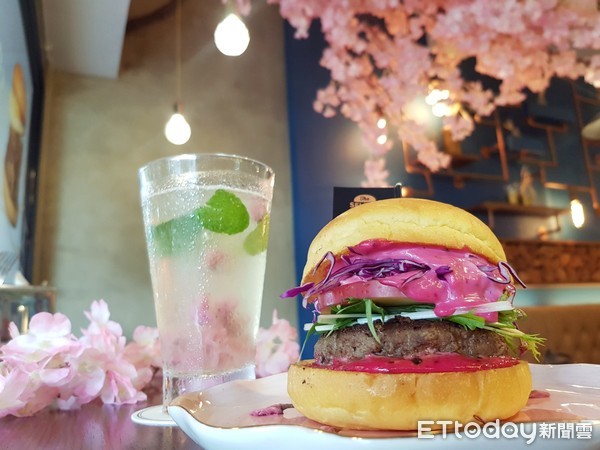 ▲喀漢堡推出春日限定櫻花漢堡。（圖／喀漢堡提供)