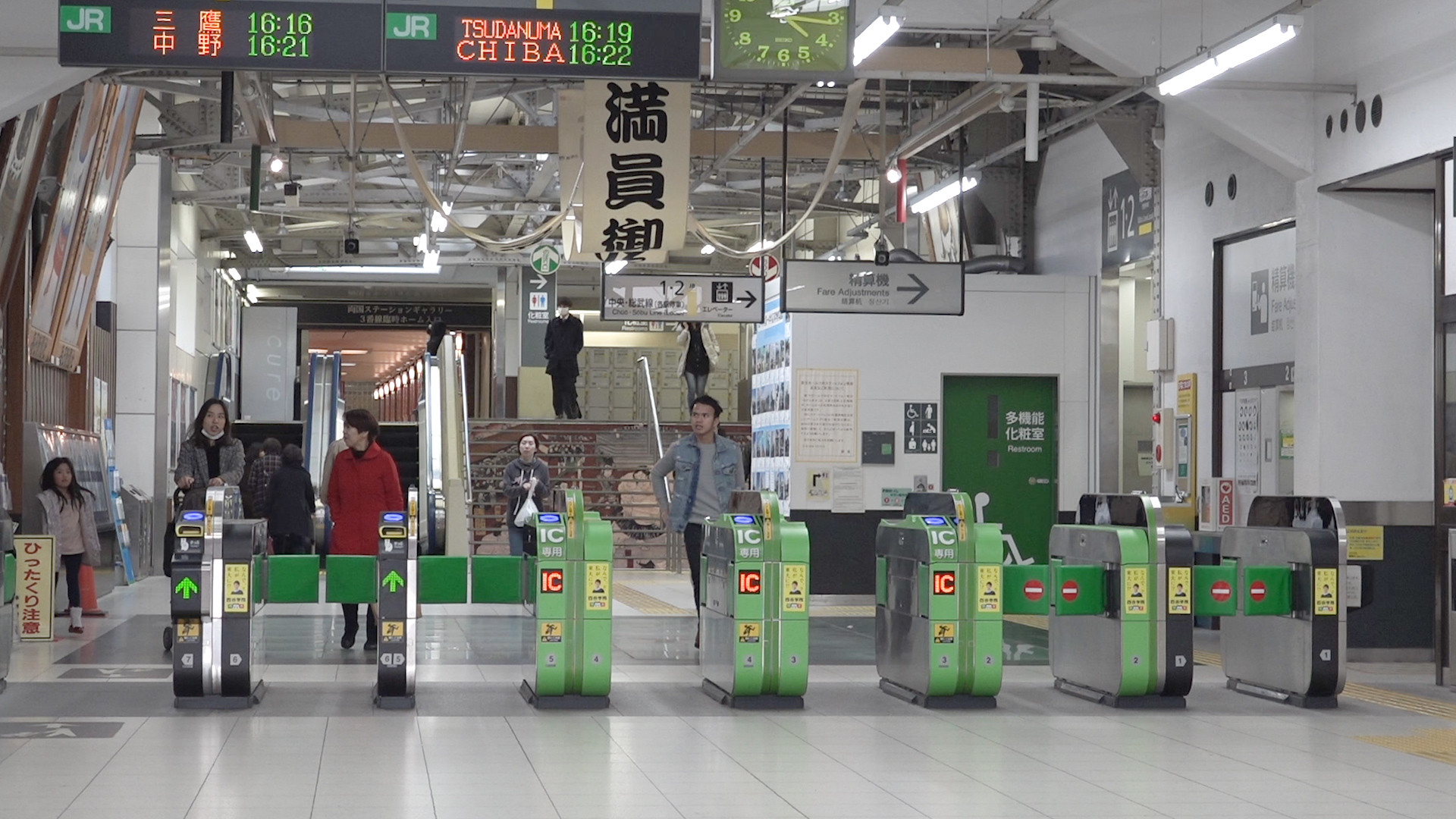 ▲兩國站,日本旅遊,旅遊,交通,日本火車,日本車站,電車站,購票機,閘門,旅客01。（圖／記者謝婷婷攝）