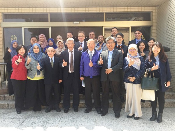 ▲▼馬來西亞高公局副局長Mohd Shuhaimi Bin Hassan(前排左四)三月中率團參訪ETC，表示是台灣是馬來西亞邁向多車道自由流電子收費的的重要借鏡。（圖／遠通電收提供）