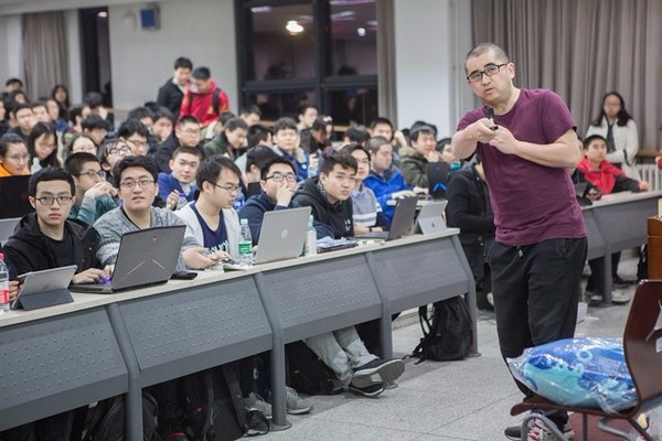 ▲北京大學首開「電子遊戲通論」課程，教室被學生擠爆。圖為教授陳江（右）向學生講解電遊產業的趨勢。（圖／翻攝自王者榮耀官網）             