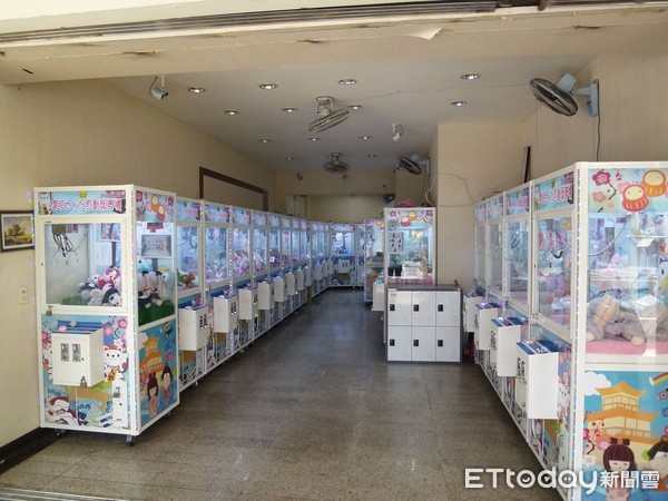 ▲台南市24小時營業的夾娃娃機商店，近幾個月來行情甚夯，大舉攻占街頭店面。（圖／記者林悅翻攝）