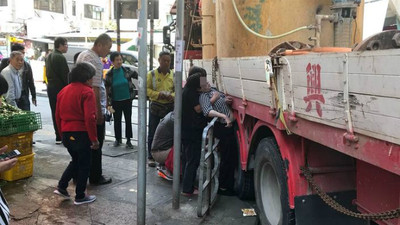 香港大媽被夾成「人肉三明治」臉青昏迷　全因貨車過彎恐怖內輪差