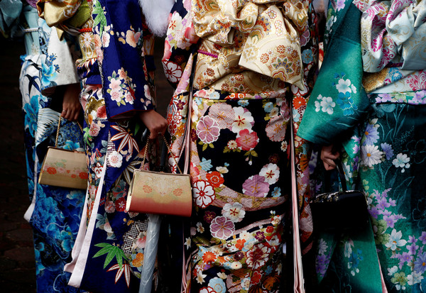 [新聞] 日本藝妓遭遊客「撕破和服」菸蒂塞入衣