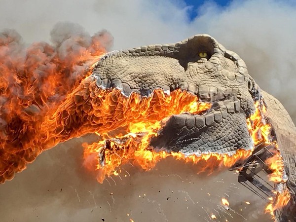 ▲▼美國一隻恐龍電動模型起火燃燒。（圖／翻攝自Royal Gorge Dinosaur Experience粉絲專頁）