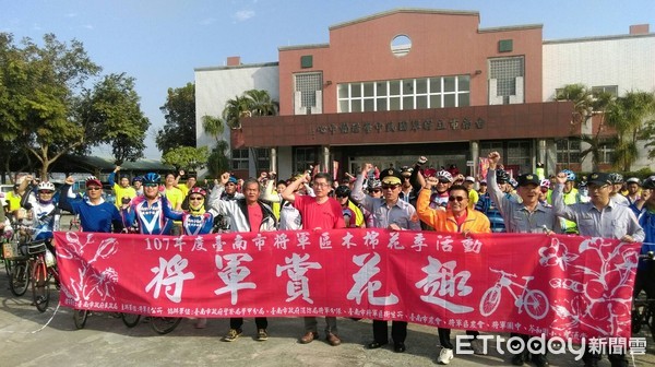 ▲學甲分局結合東陽國小校慶及軍區木棉花季活動，宣導反毒打詐。（圖／警方提供，下同）