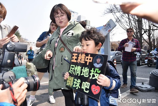 ▲NC恐龍球迷為王維中加油。（圖／記者李毓康攝）