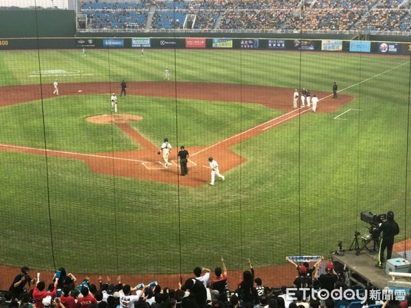 ▲球穿過護網打中球迷。（圖／記者王真魚攝）