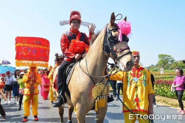 ▲大園彩芋花田辦囍事，溪海里民熱情演出、古禮婚禮再現。（圖／桃園市政府提供）