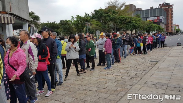 台東林管處於鐵花村行人徒步區辦理『鐵花國際森林日–守護你我的都市』贈苗活動。活動中贈出樹苗近2000株，總共募得3000張發票，將全數捐贈台東縣關懷生命協會。（圖／台東林管處提供）