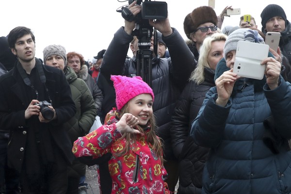 ▲▼俄國10歲女孩比割喉手勢嗆州長，網路爆紅。（圖／達志影像／美聯社）