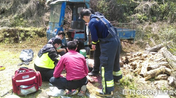 ▲▼男子載運木材車輛不慎翻覆，失去生命跡象送醫急救中。（圖／記者林煒傑翻攝）