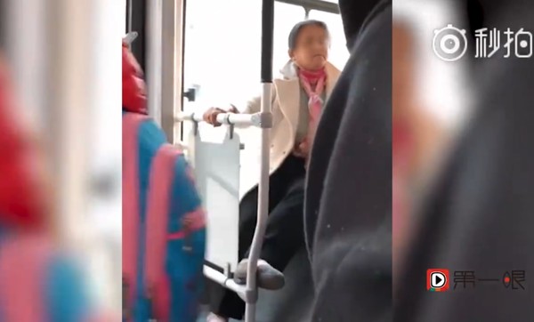 ▲山東濟南一名婦女逼小學生讓座，還動手打罵。（圖／翻攝自生活日報）