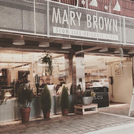 ▲金明洙L造訪文具店。（圖／翻攝自marybrownstore IG）