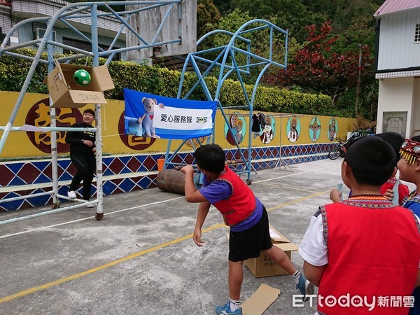 由IKEA員工組成的志工團從台北南下玉里，在一天的愛心送餐關懷行程中，志工團設計了有趣的闖關遊戲，包括跳繩走路、套圈圈、吹乒乓球等，IKEA志工和兒童們玩得不亦樂乎。（圖／世界展望會提供）