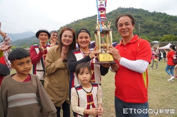 台東卑南鄉公所舉辦的第3屆鄉長盃全國原住民傳統射箭邀請賽圓滿落幕，比賽首次以五環靶加上在地農特產品圖樣作為決賽靶，考驗選手的技術與穩定度。（圖／卑南鄉公所提供）