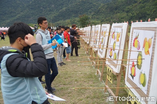 台東卑南鄉公所舉辦的第3屆鄉長盃全國原住民傳統射箭邀請賽圓滿落幕，比賽首次以五環靶加上在地農特產品圖樣作為決賽靶，考驗選手的技術與穩定度。（圖／卑南鄉公所提供）