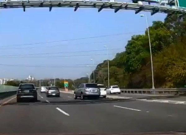 ▲▼銀車變換車道，後方白車怕被登出交流道，當場擠回去。（圖／翻攝爆料公社）