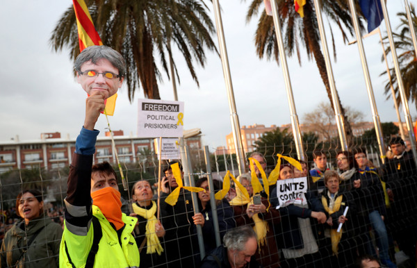 ▲▼加泰前主席格蒙特(Carles Puigdemont)25日在德國被捕，獨派民眾上街示威。（圖／路透）
