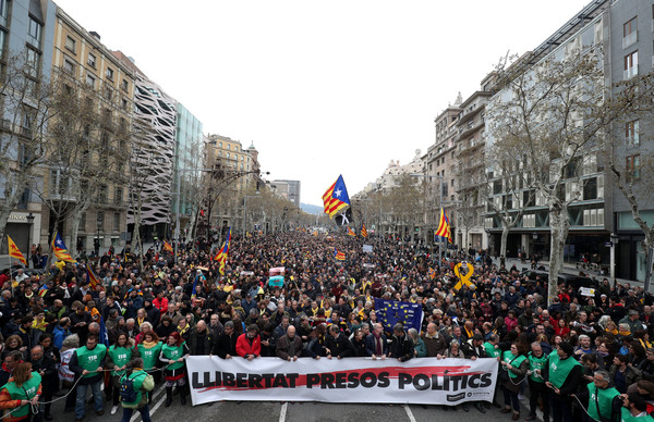 ▲▼加泰前主席格蒙特(Carles Puigdemont)25日在德國被捕，獨派民眾上街示威。（圖／路透）