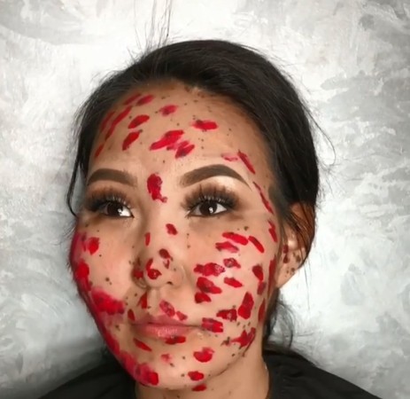 臉上密集胎記慘被親生父母拋棄　「紅色霜」神奇抹掉黑斑。（圖／翻攝自goar_avetisyan的Instagram）