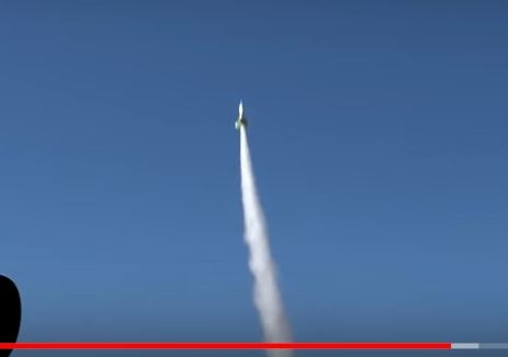 ▲▼ 美61歲狂人乘自製火箭升空。（圖／翻攝自YouTube）