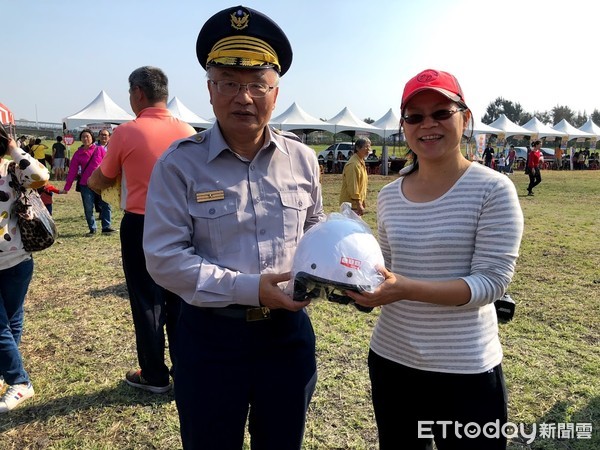 ▲台南市警六分局，配合「2018鯤喜灣樂活文化祭活動」，在喜樹路草地廣場，由六分局長黃勝智親自率員宣導。（圖／警方提供，下同）