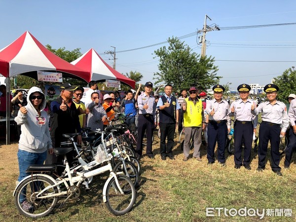 ▲台南市警六分局，配合「2018鯤喜灣樂活文化祭活動」，在喜樹路草地廣場，由六分局長黃勝智親自率員宣導。（圖／警方提供，下同）