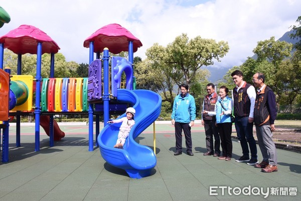 花蓮市公所在國興里林芥公園及民享里設置兒童遊樂器材，滑梯型綜合遊具以及彈性安全遊戲地墊，市長魏嘉賢前往了解完工使用現況，現場正好有家長帶著小朋友遊玩，小朋友在卡通造型的戶外遊樂場不斷爬上爬下，開心不已。（圖／花蓮市公所提供）