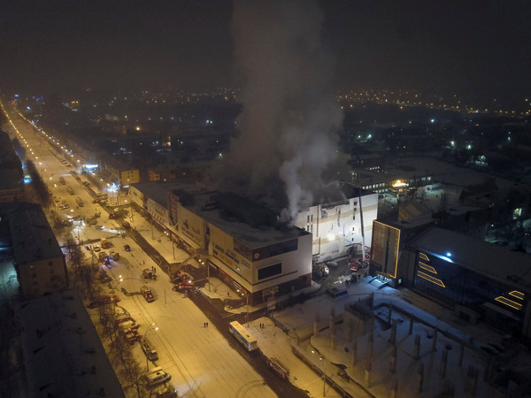  ▲俄羅斯西伯利亞工業城克麥羅沃市（Kemerovo）一間購物中心「冬櫻」（Winter Cherry）發生大火。（圖／路透社））