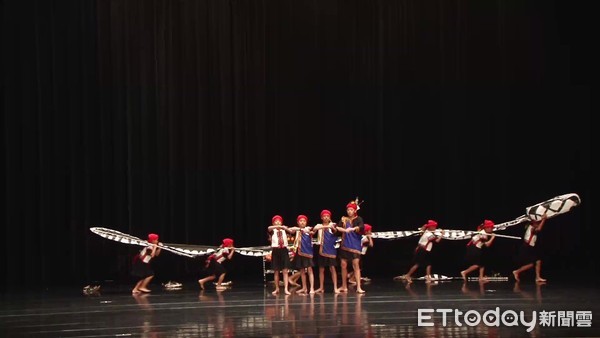 台東縣各級學校參加106學年度全國學生舞蹈比賽，其中金峰鄉介達國小在國小B團體丙組，以「舞動天地間」舞碼震撼全場，獲得評審給予90.16分，評為特優全國第一名。（圖／台東縣政府提供）