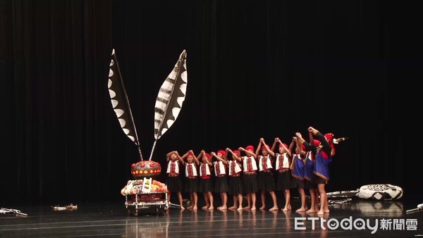 台東縣各級學校參加106學年度全國學生舞蹈比賽，其中金峰鄉介達國小在國小B團體丙組，以「舞動天地間」舞碼震撼全場，獲得評審給予90.16分，評為特優全國第一名。（圖／台東縣政府提供）