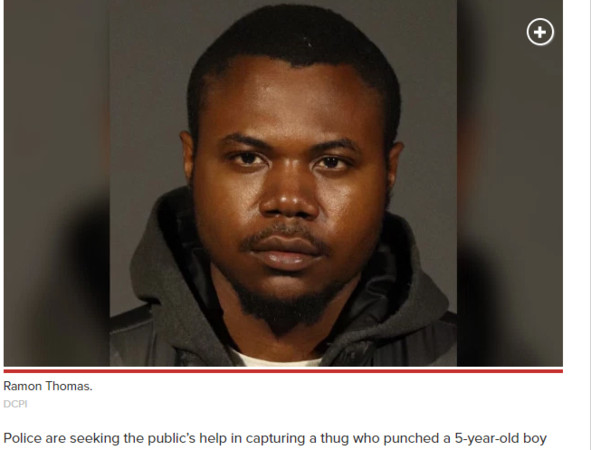 美國紐約一名男子湯瑪斯（Ramon Thomas）在搭乘地鐵時，無故對車內一名男童的臉部狠揍，隨後便下車逃逸。湯瑪斯今年也因逃票被捕一次，當局目前也已將他的照片公布，呼籲民眾提供線索，協助逮捕。（圖／翻攝自紐約郵報）