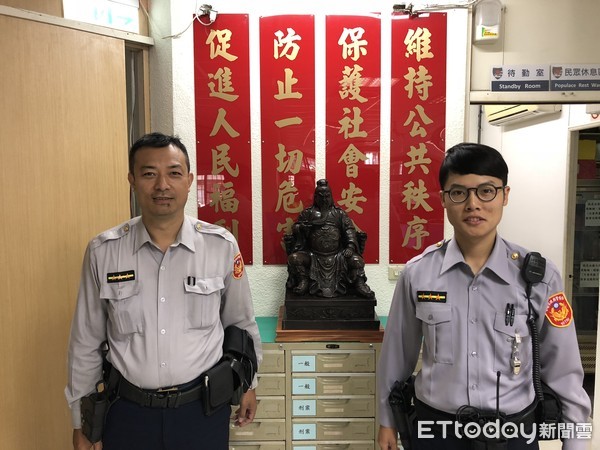 ▲台南市警六分局金華所警員沈科漢（右）、李宗瑾等2員，發現堯姓男子癲癇舊疾復發，人車倒地受傷，協助送醫救治。（圖／警方提供）       