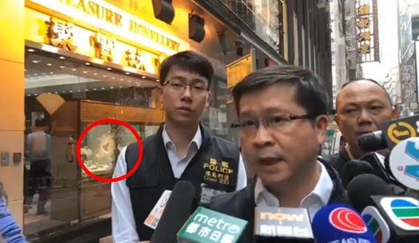 ▲香港中環珠寶店遭搶劫，30秒內到手約1.6億珠寶。（圖／翻攝自香港警察臉書）