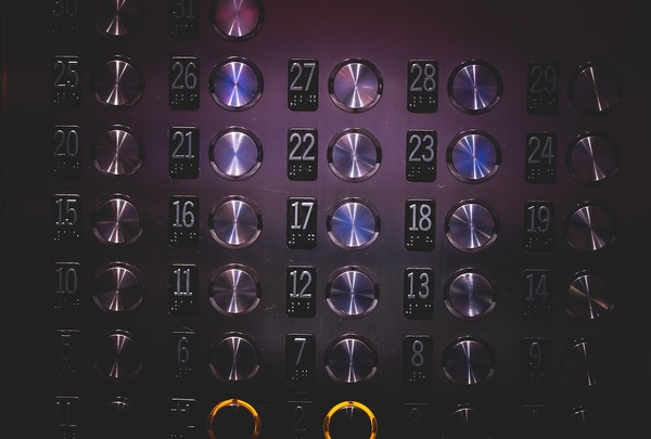 ▲飯店,電梯,電梯樓層,插座,西班牙飯店,飯店,坐浴盆,馬桶。（圖／翻攝自pixabay）