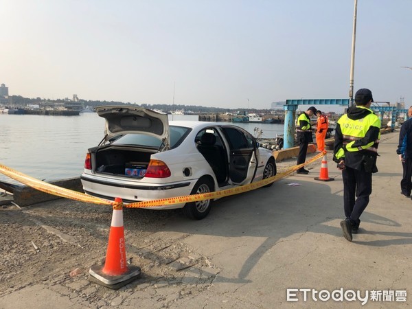 ▲神秘白色轎車「開車門」停漁港旁　原來駕駛已落水亡。（圖／海巡署提供）