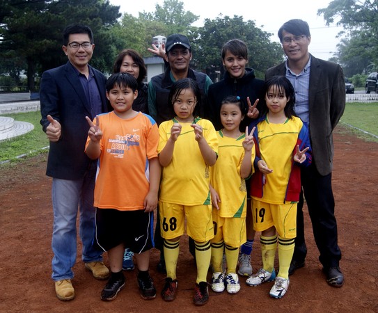 ▲Conti董事長楊惟(後排左起)、潘彥昕媽媽和爸爸和校長呂俊宏。（圖／Conti提供）